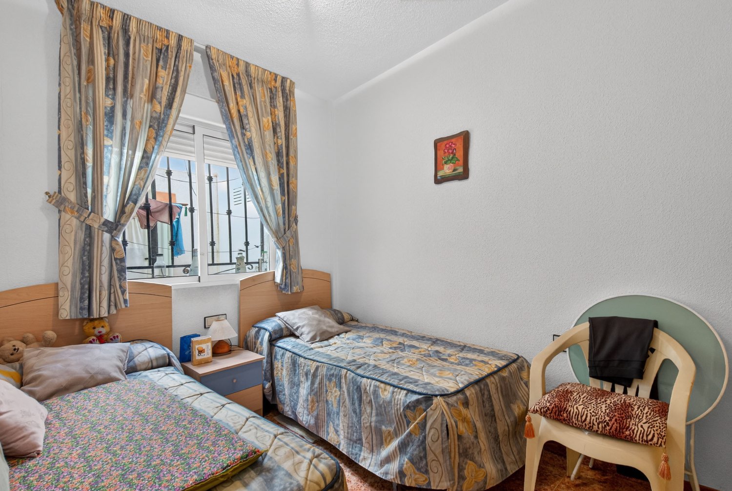 Apartamento planta baja en esquina de 2 dormitorios , en Los altos .