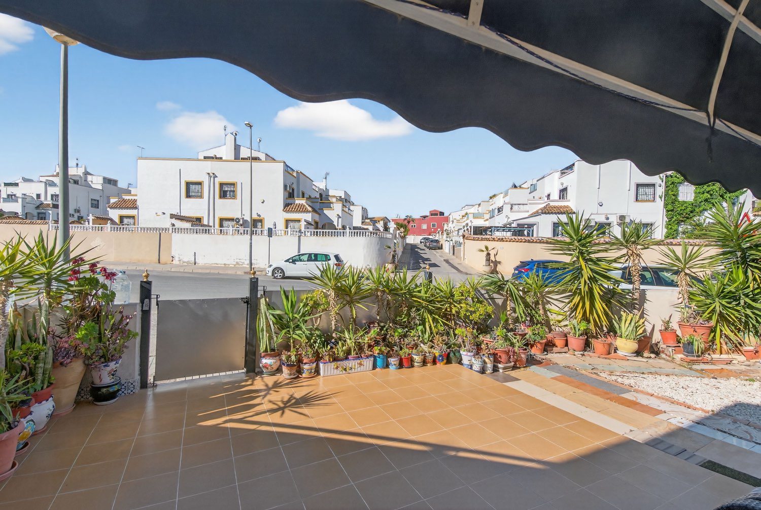 Apartamento planta baja en esquina de 2 dormitorios , en Los altos .