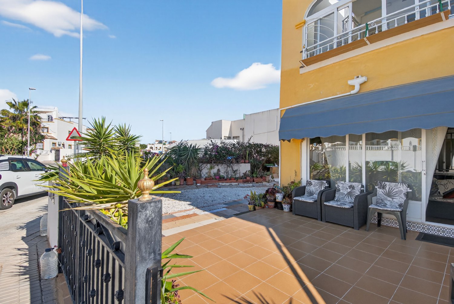 Apartamento planta baja en esquina de 2 dormitorios , en Los altos .