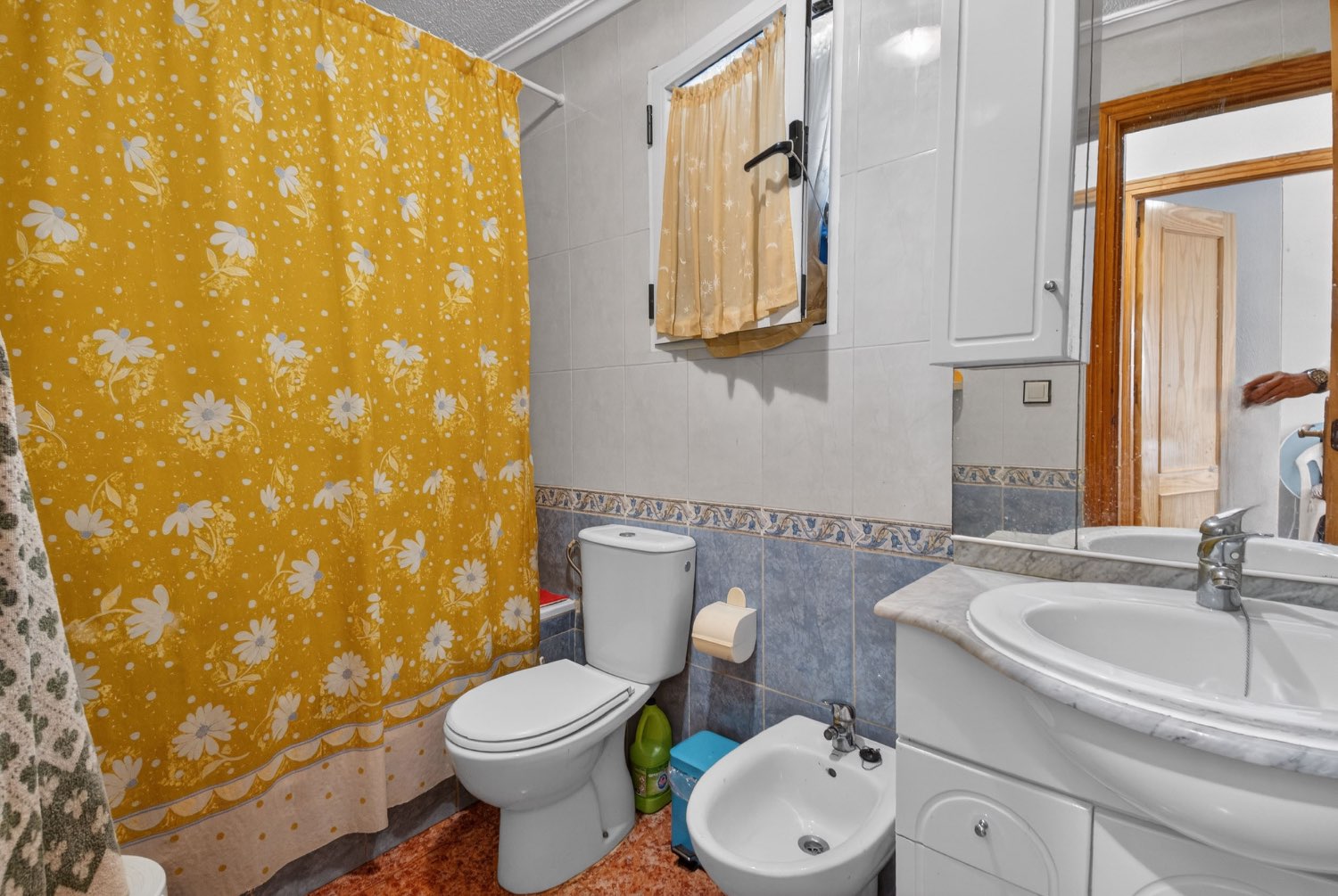 Apartamento planta baja en esquina de 2 dormitorios , en Los altos .