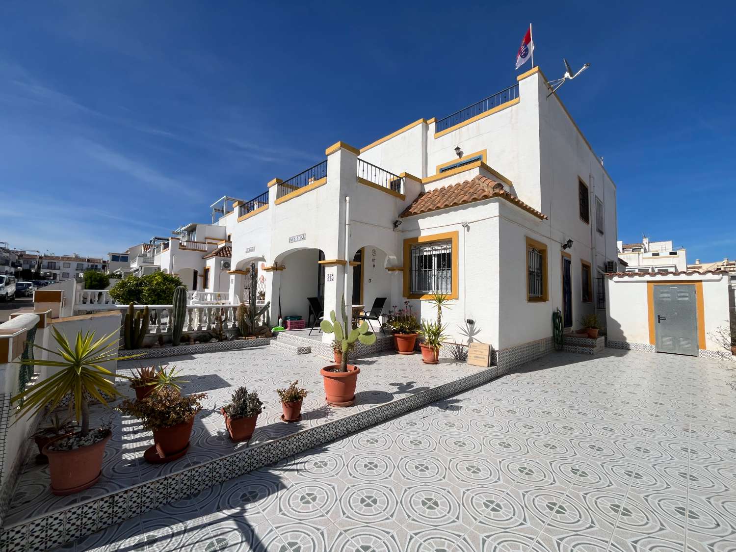 Casa de 3 dormitorios y 2 baños con piscina comunitaria