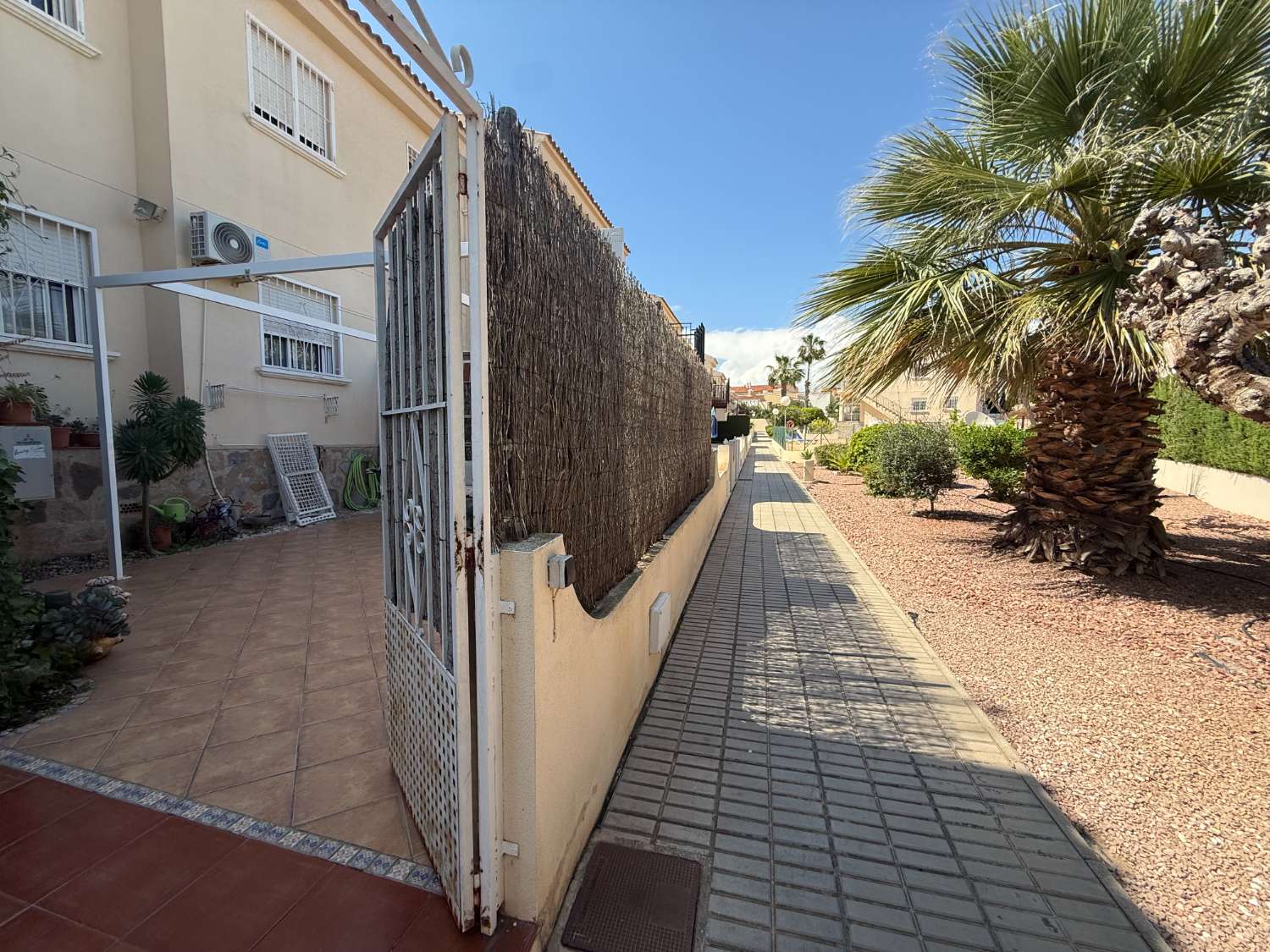 Appartement spacieux avec 3 chambres et 2 salles de bain.
