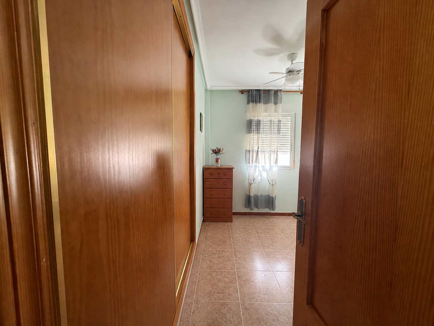 Appartement spacieux avec 3 chambres et 2 salles de bain.