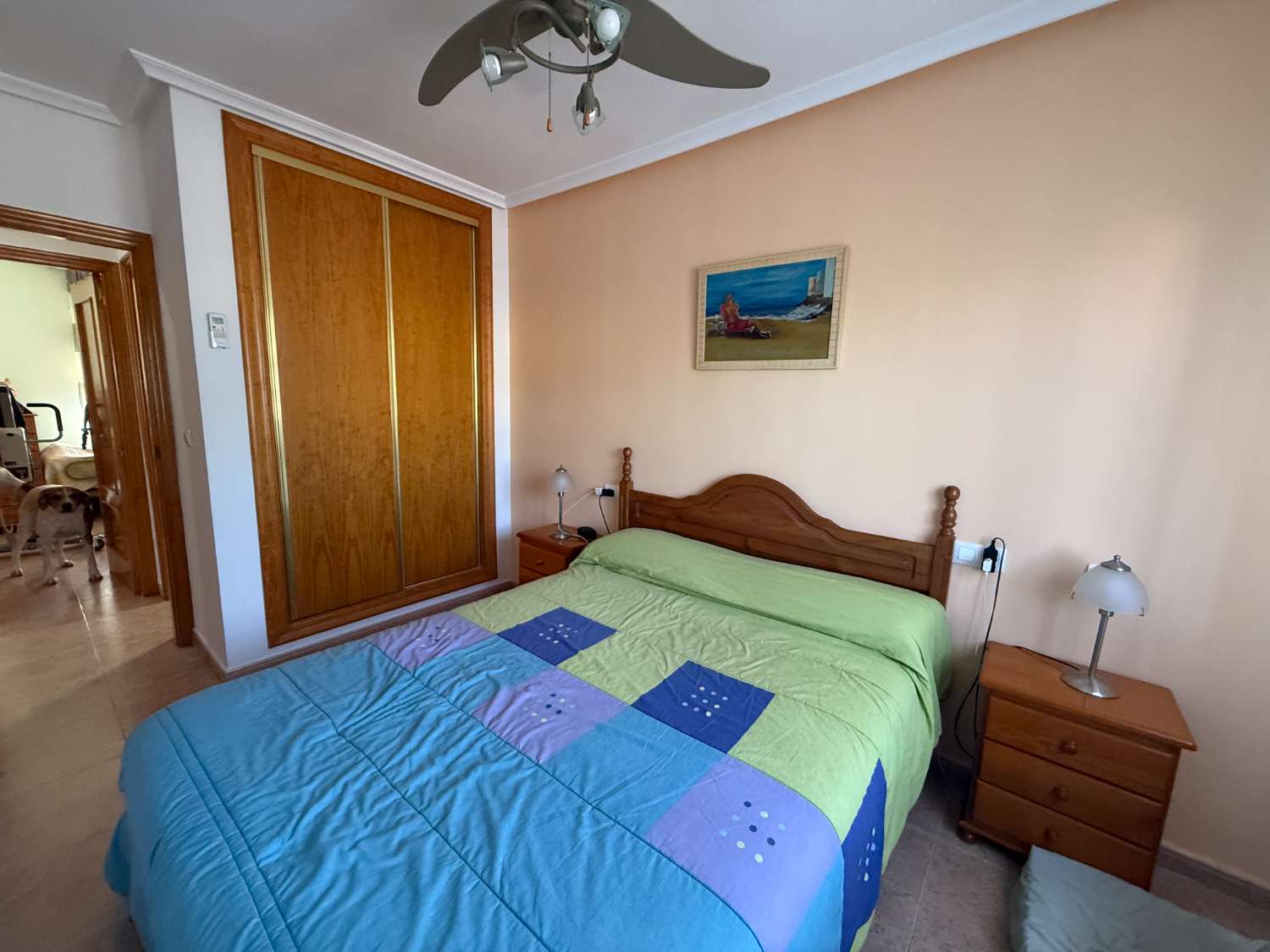 Appartement spacieux avec 3 chambres et 2 salles de bain.
