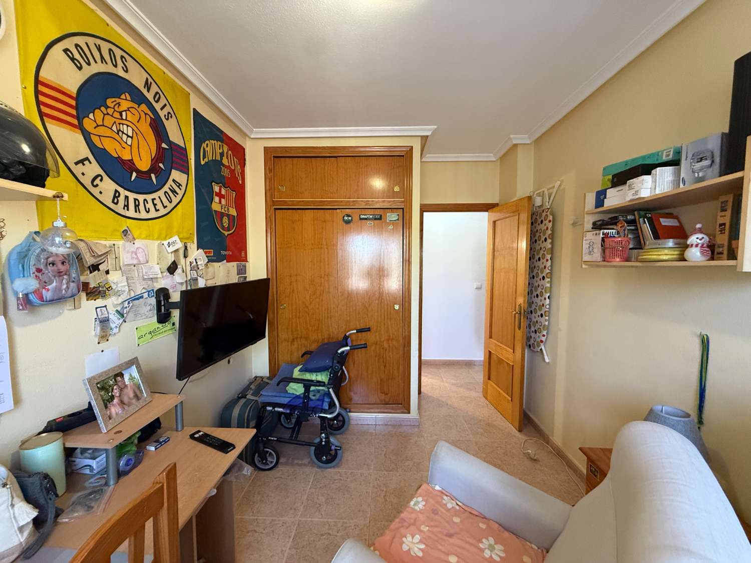Appartement spacieux avec 3 chambres et 2 salles de bain.
