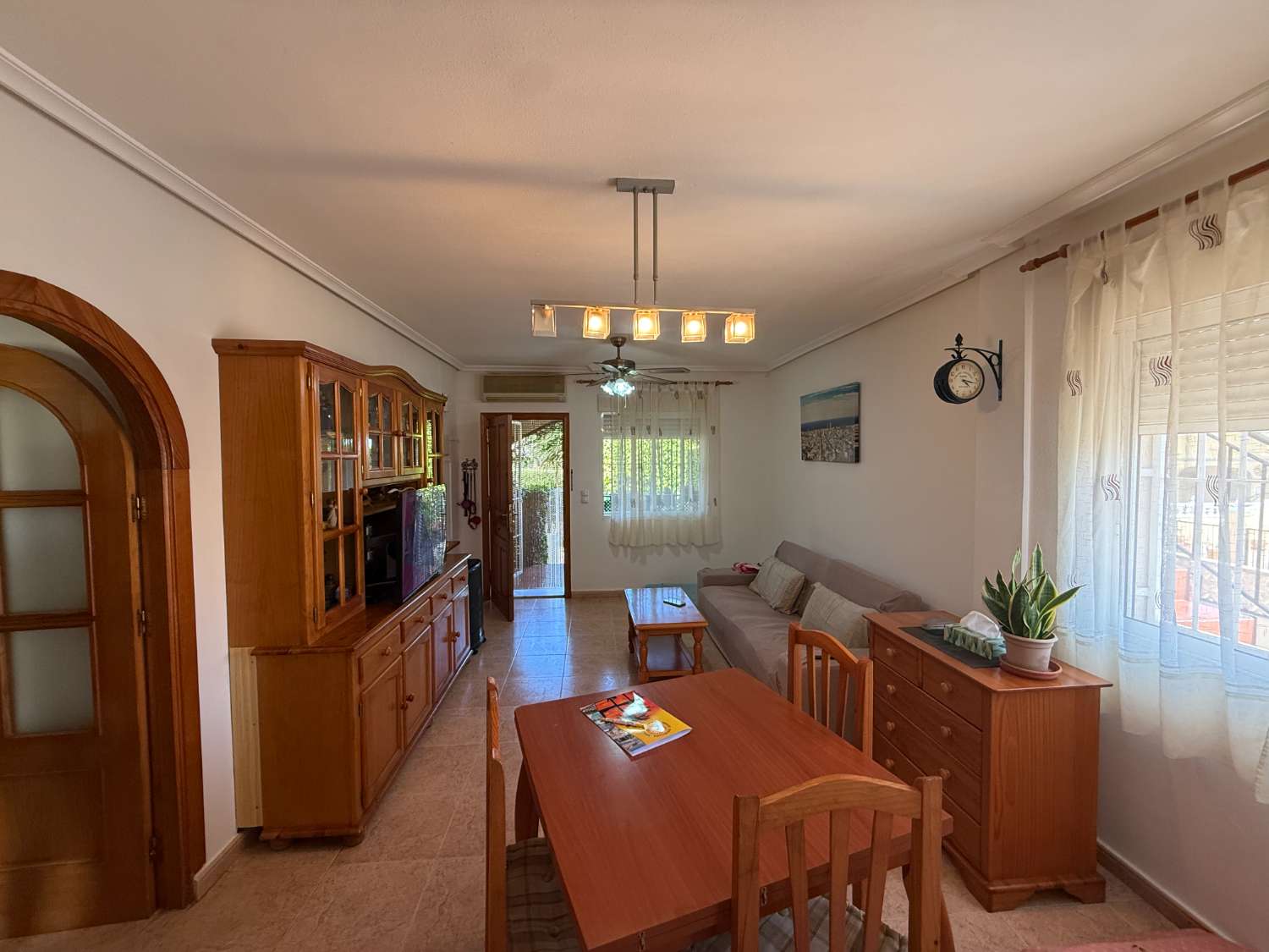 Appartement spacieux avec 3 chambres et 2 salles de bain.