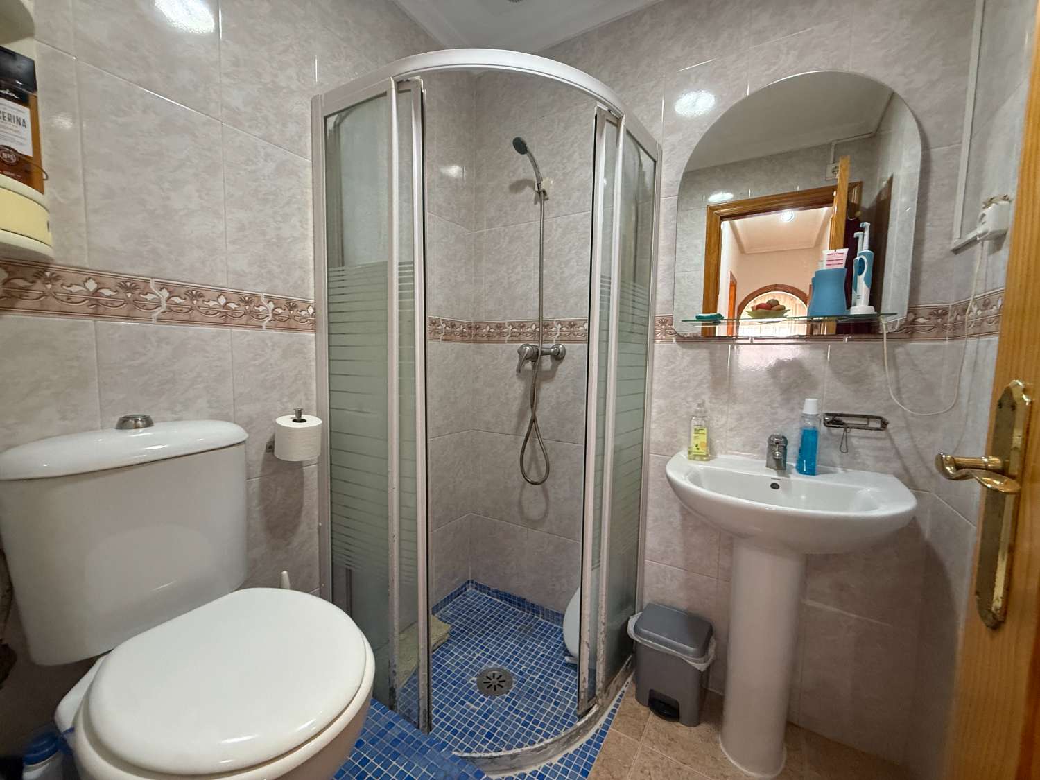 Appartement spacieux avec 3 chambres et 2 salles de bain.