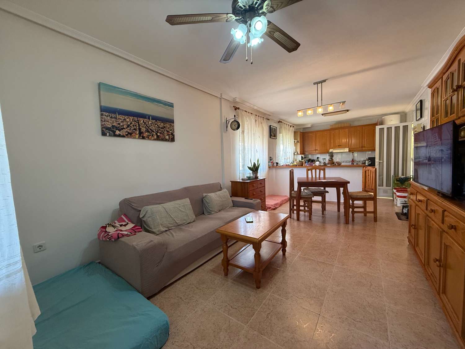 Appartement spacieux avec 3 chambres et 2 salles de bain.