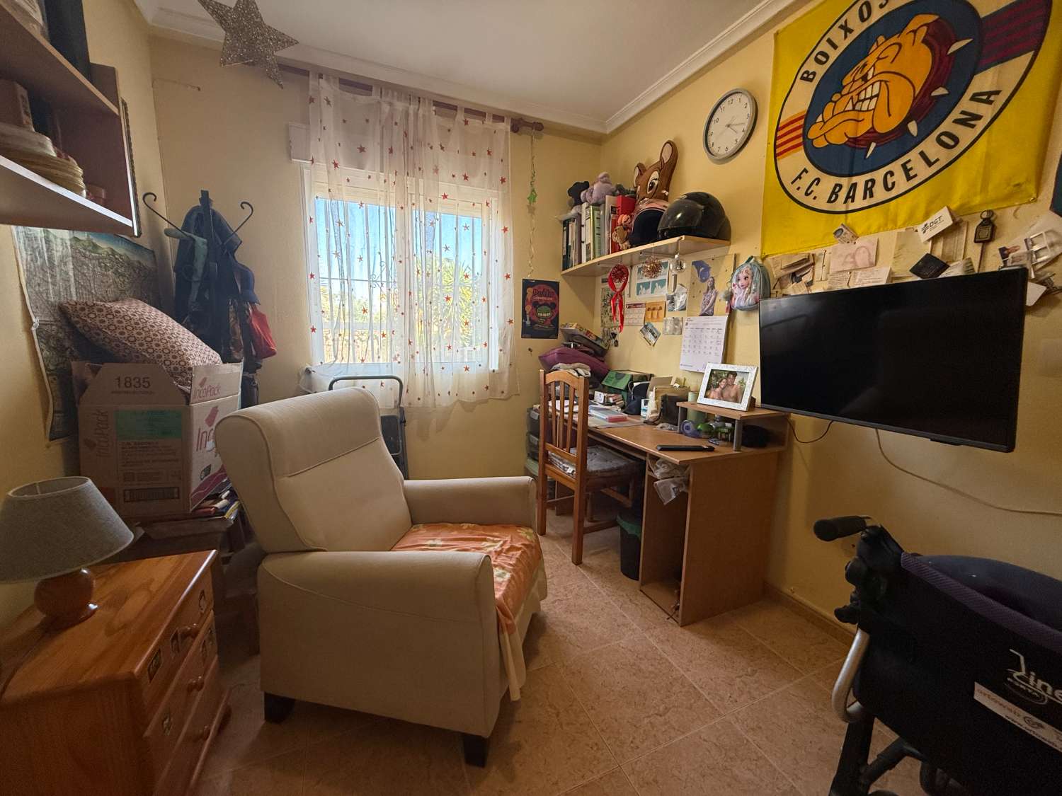 Appartement spacieux avec 3 chambres et 2 salles de bain.