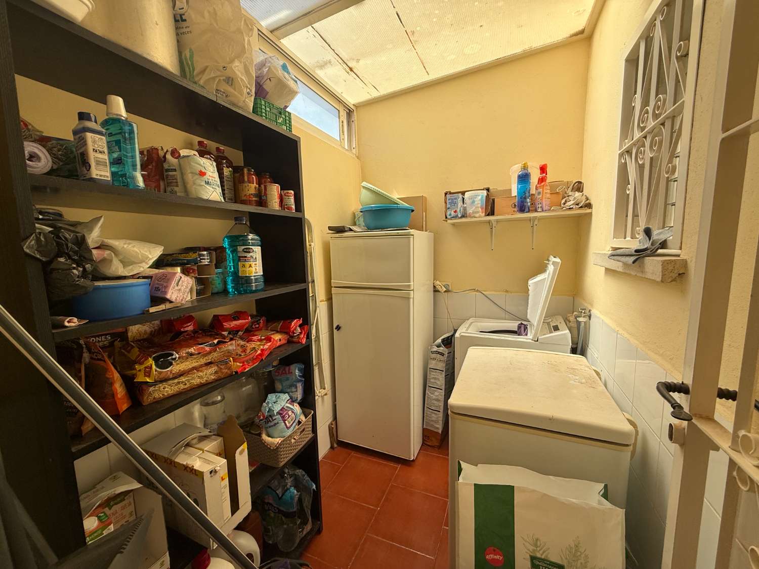 Appartement spacieux avec 3 chambres et 2 salles de bain.