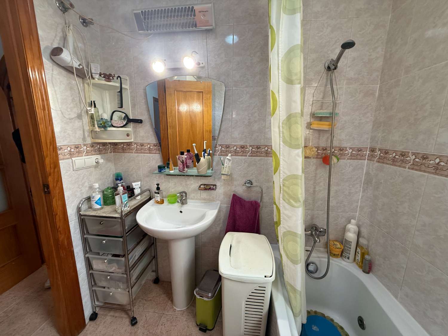 Appartement spacieux avec 3 chambres et 2 salles de bain.