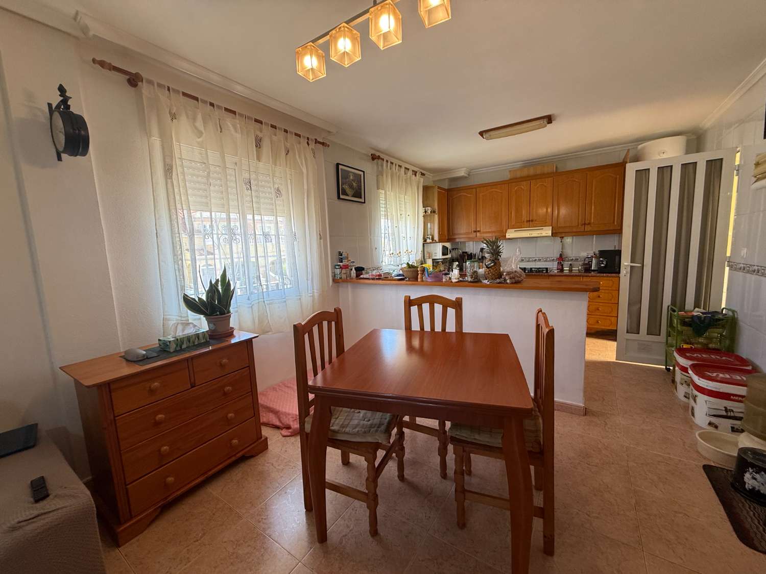 Appartement spacieux avec 3 chambres et 2 salles de bain.
