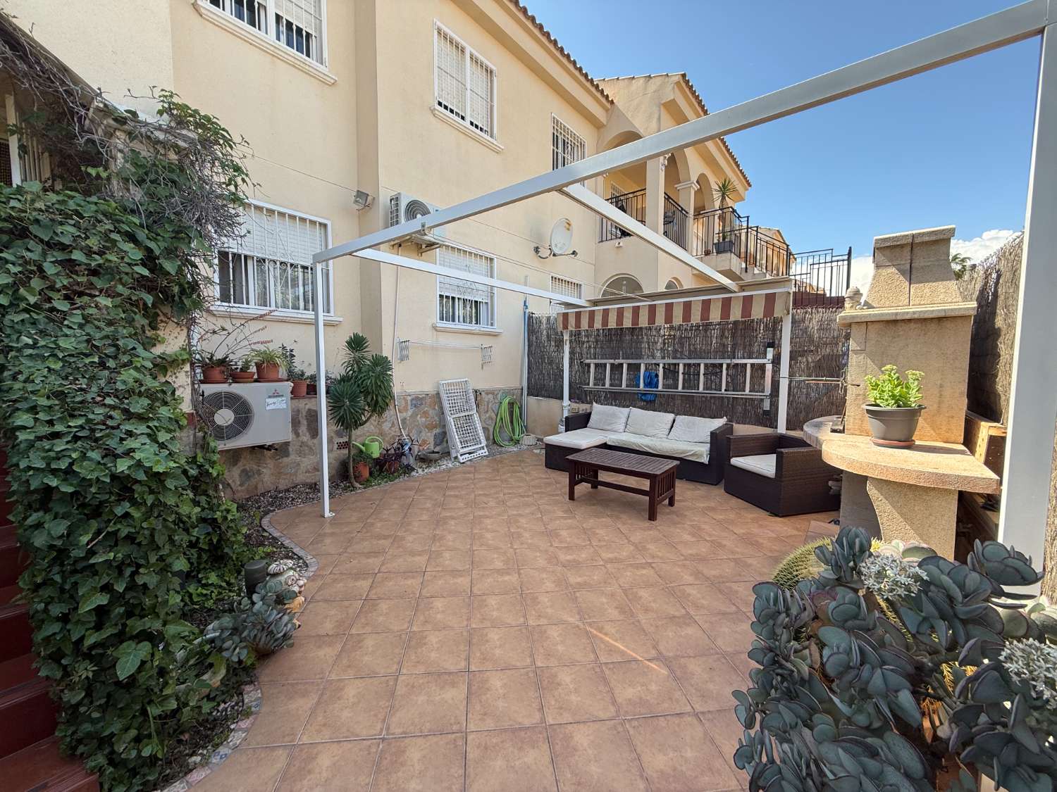 Appartement spacieux avec 3 chambres et 2 salles de bain.