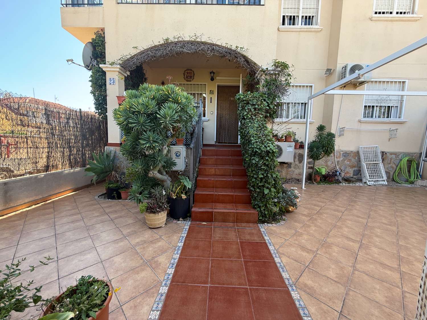 Appartement spacieux avec 3 chambres et 2 salles de bain.