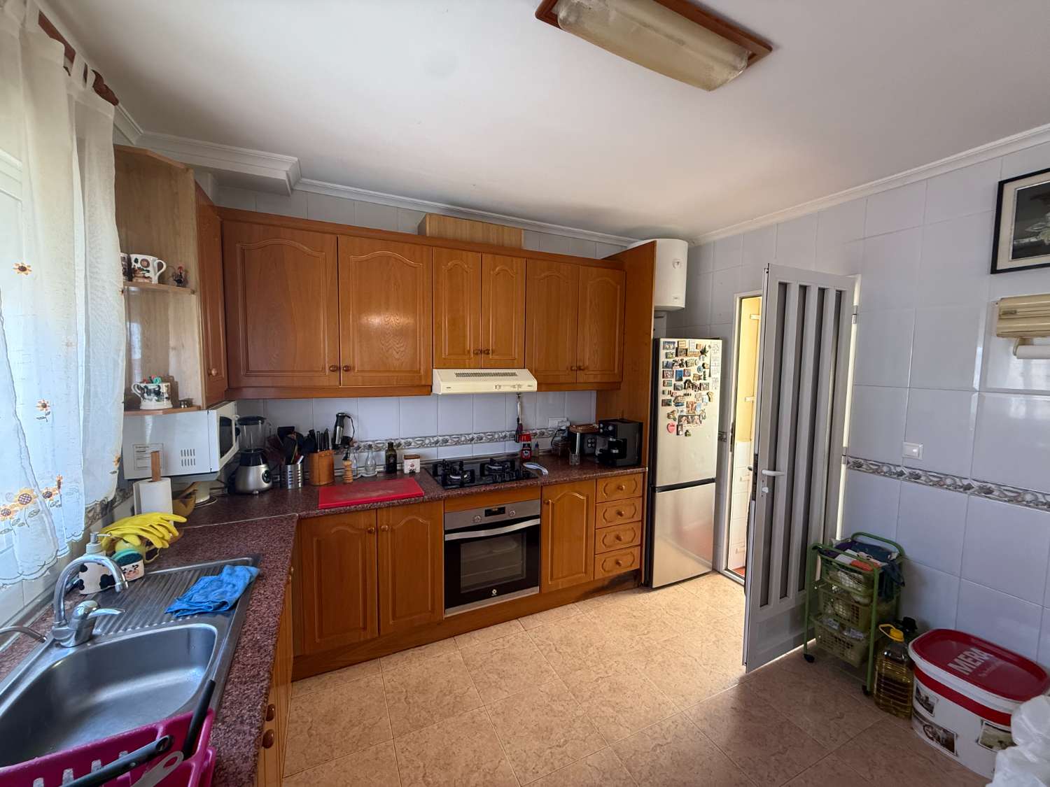Appartement spacieux avec 3 chambres et 2 salles de bain.