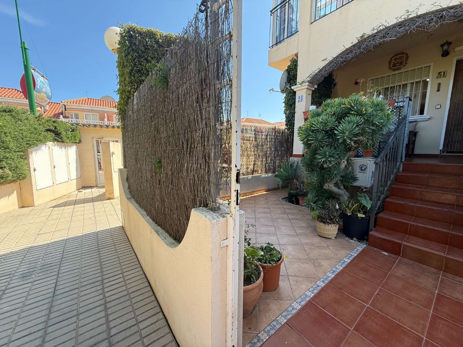 Appartement spacieux avec 3 chambres et 2 salles de bain.