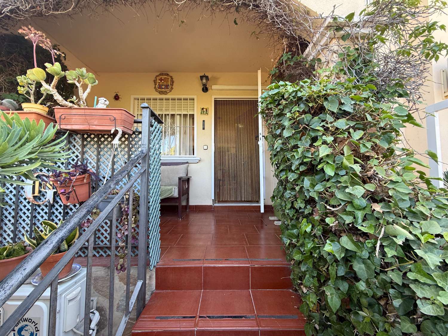 Appartement spacieux avec 3 chambres et 2 salles de bain.
