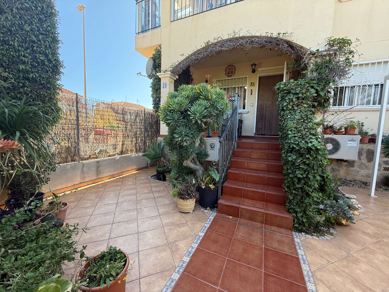Appartement spacieux avec 3 chambres et 2 salles de bain.