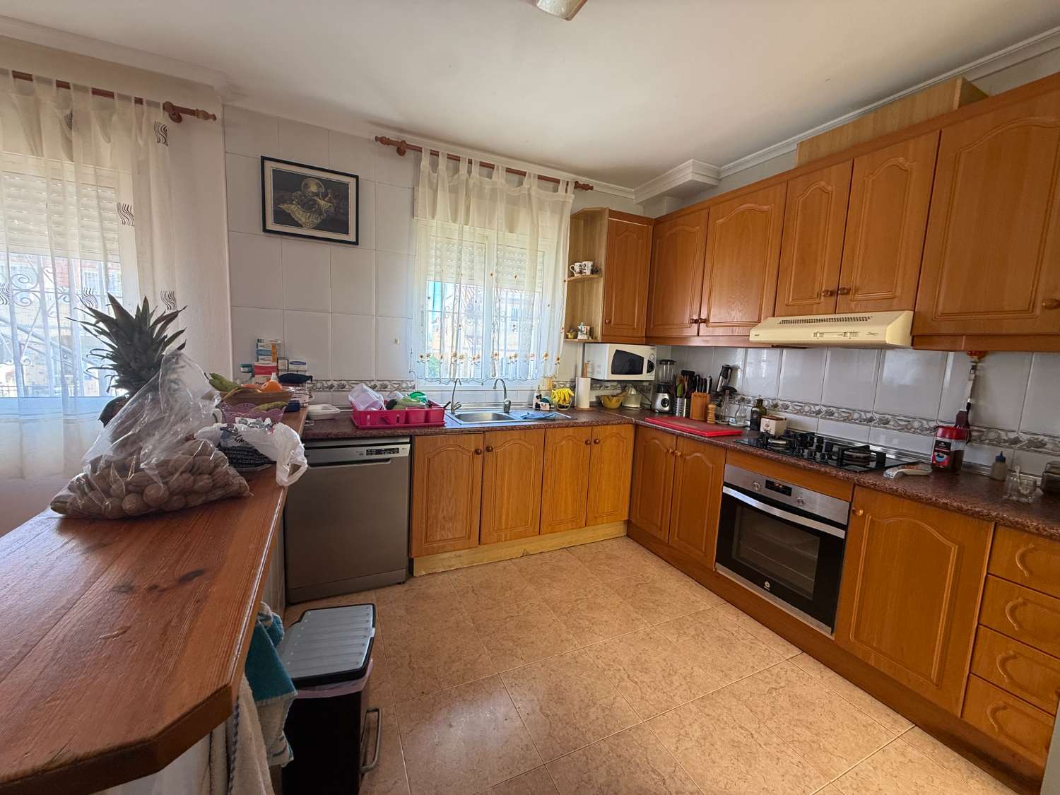 Appartement spacieux avec 3 chambres et 2 salles de bain.