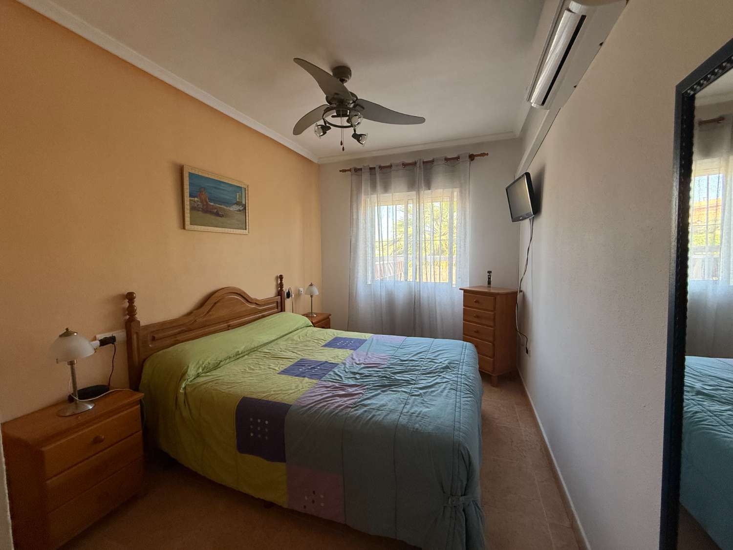 Appartement spacieux avec 3 chambres et 2 salles de bain.