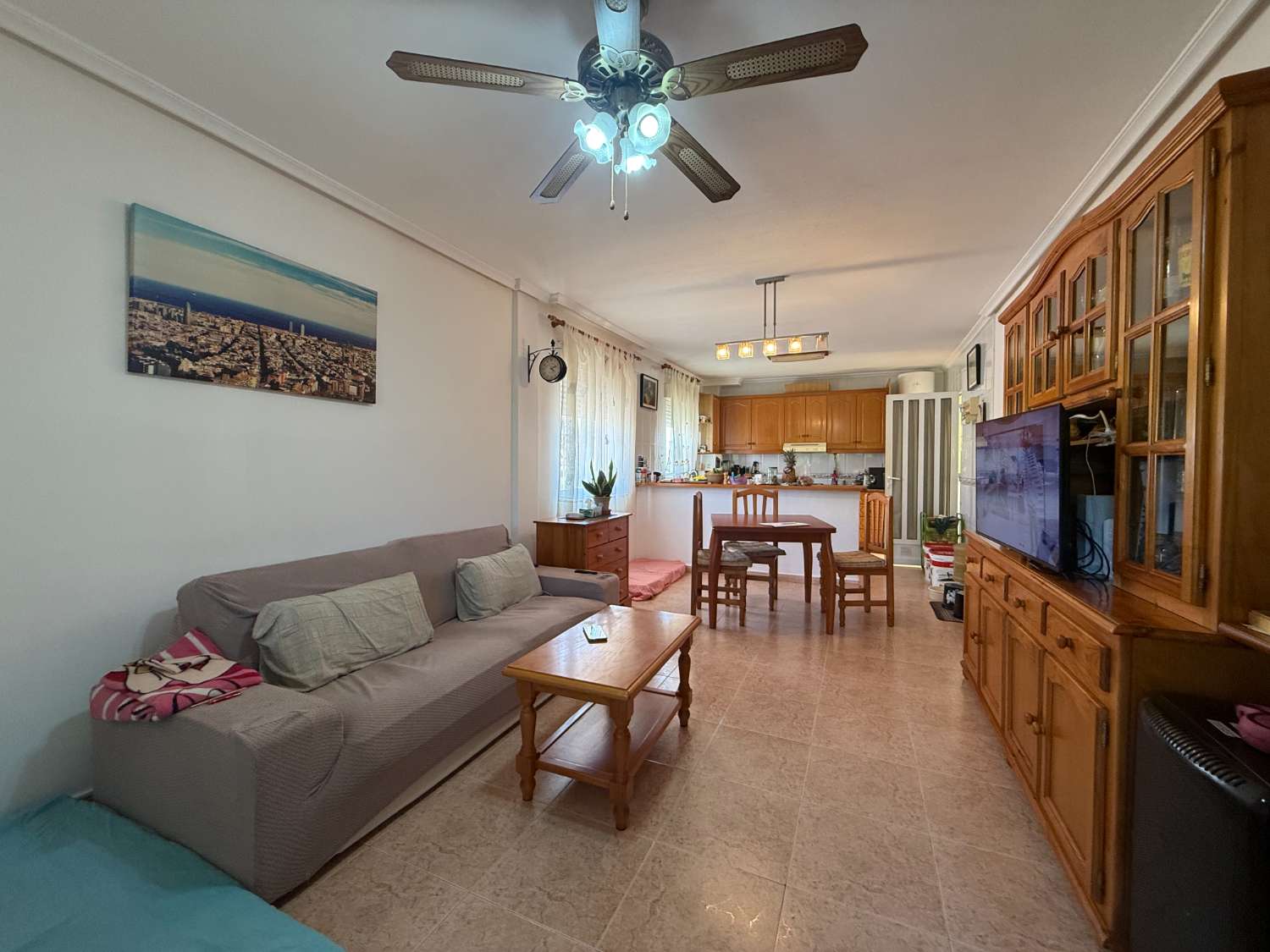 Appartement spacieux avec 3 chambres et 2 salles de bain.