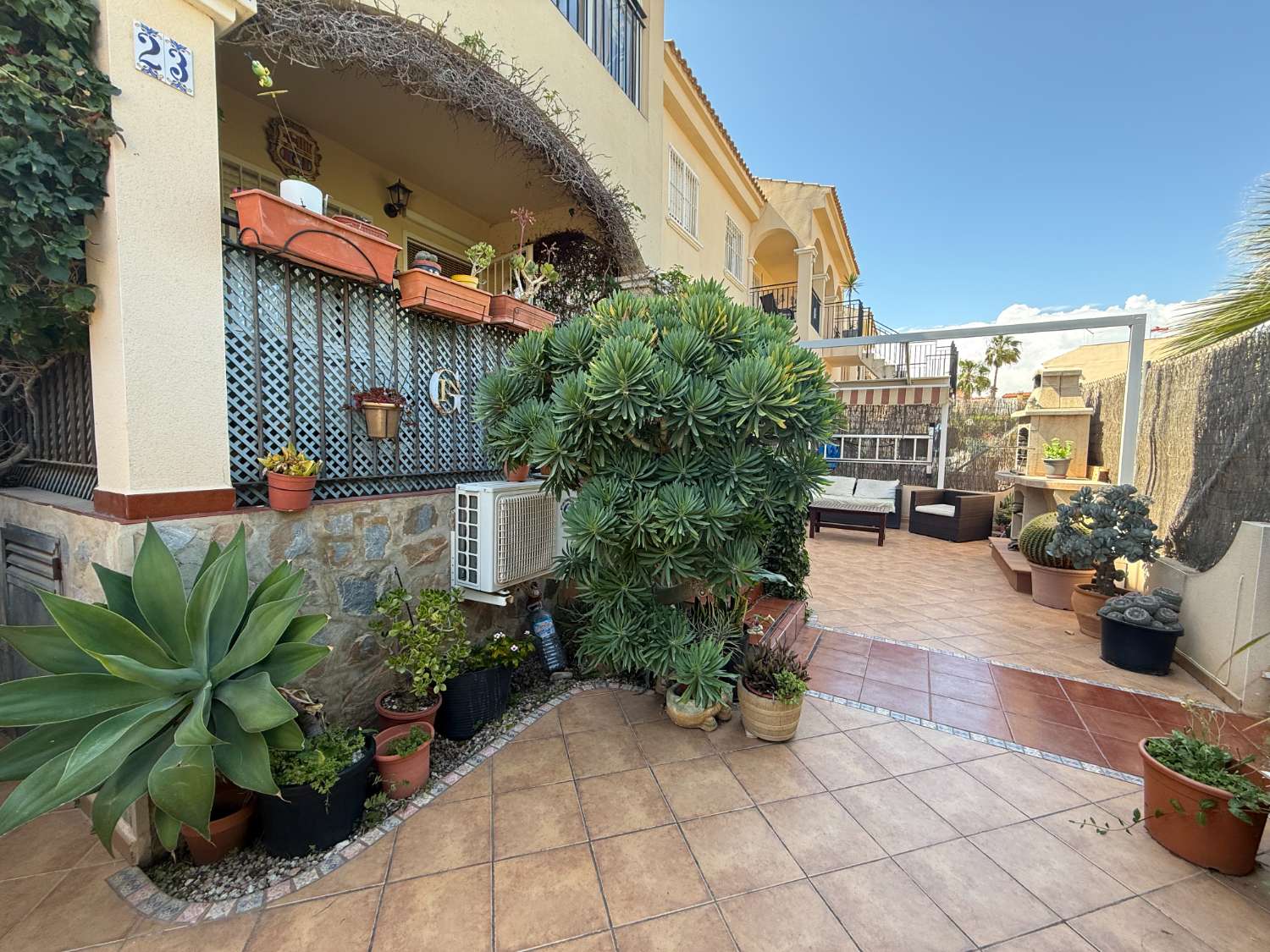 Appartement spacieux avec 3 chambres et 2 salles de bain.