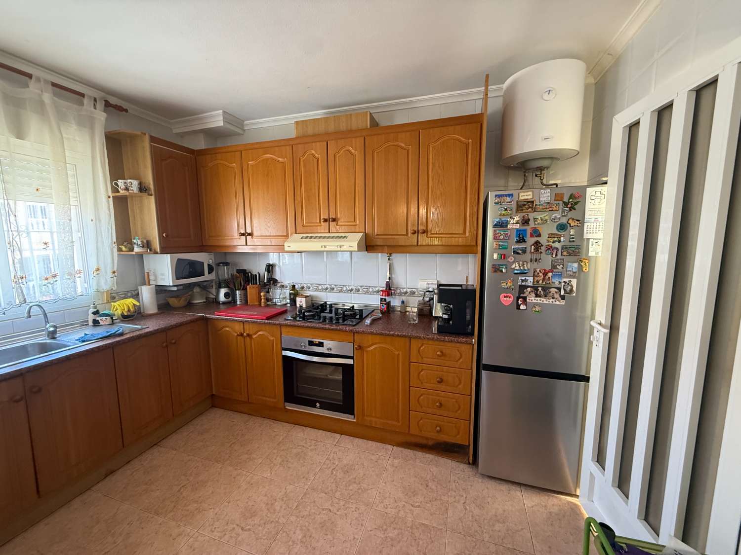 Appartement spacieux avec 3 chambres et 2 salles de bain.