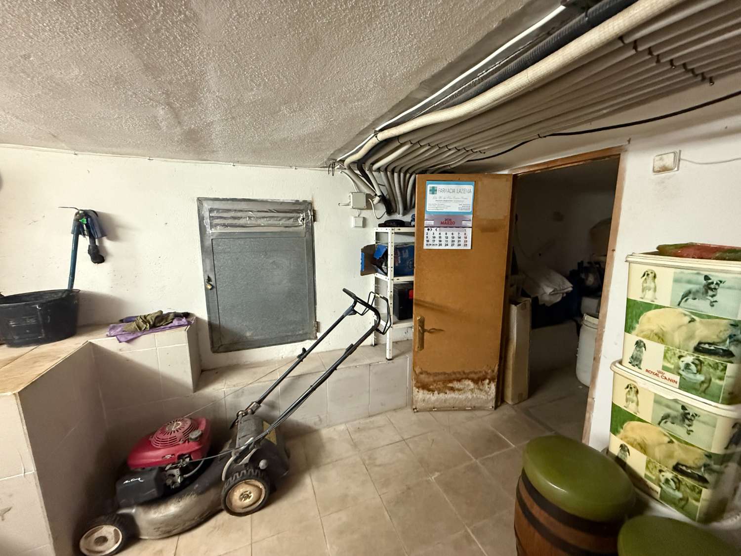 Appartement spacieux avec 3 chambres et 2 salles de bain.