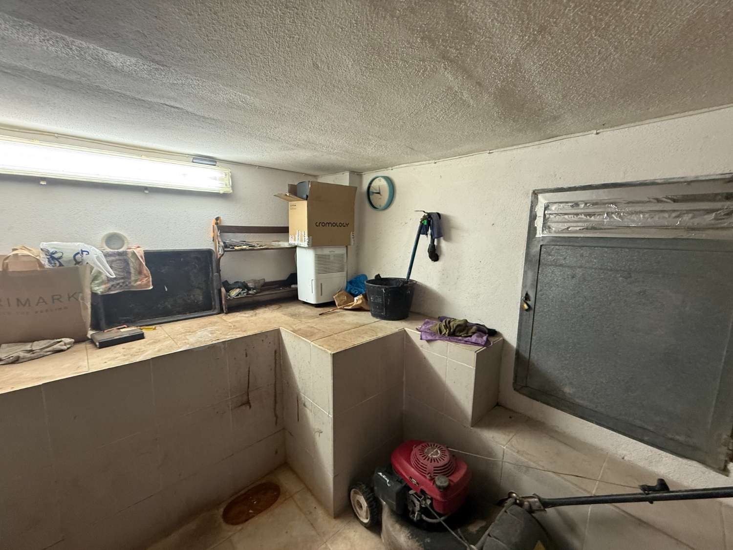 Appartement spacieux avec 3 chambres et 2 salles de bain.
