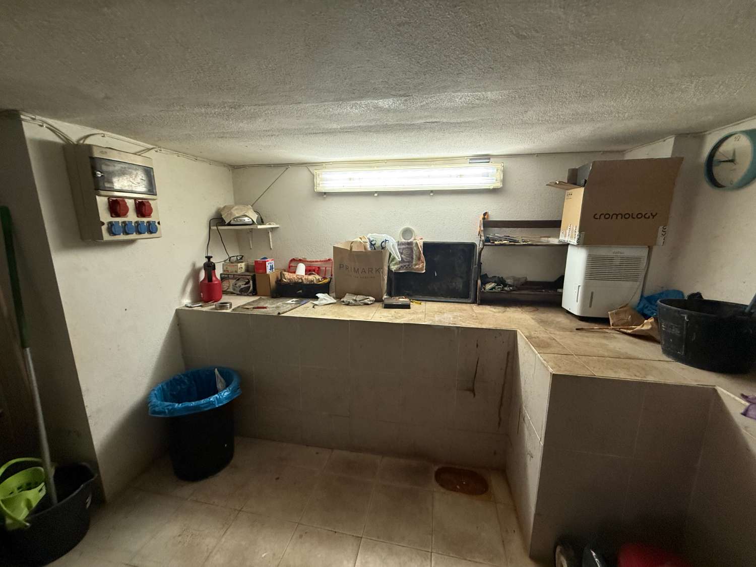 Appartement spacieux avec 3 chambres et 2 salles de bain.