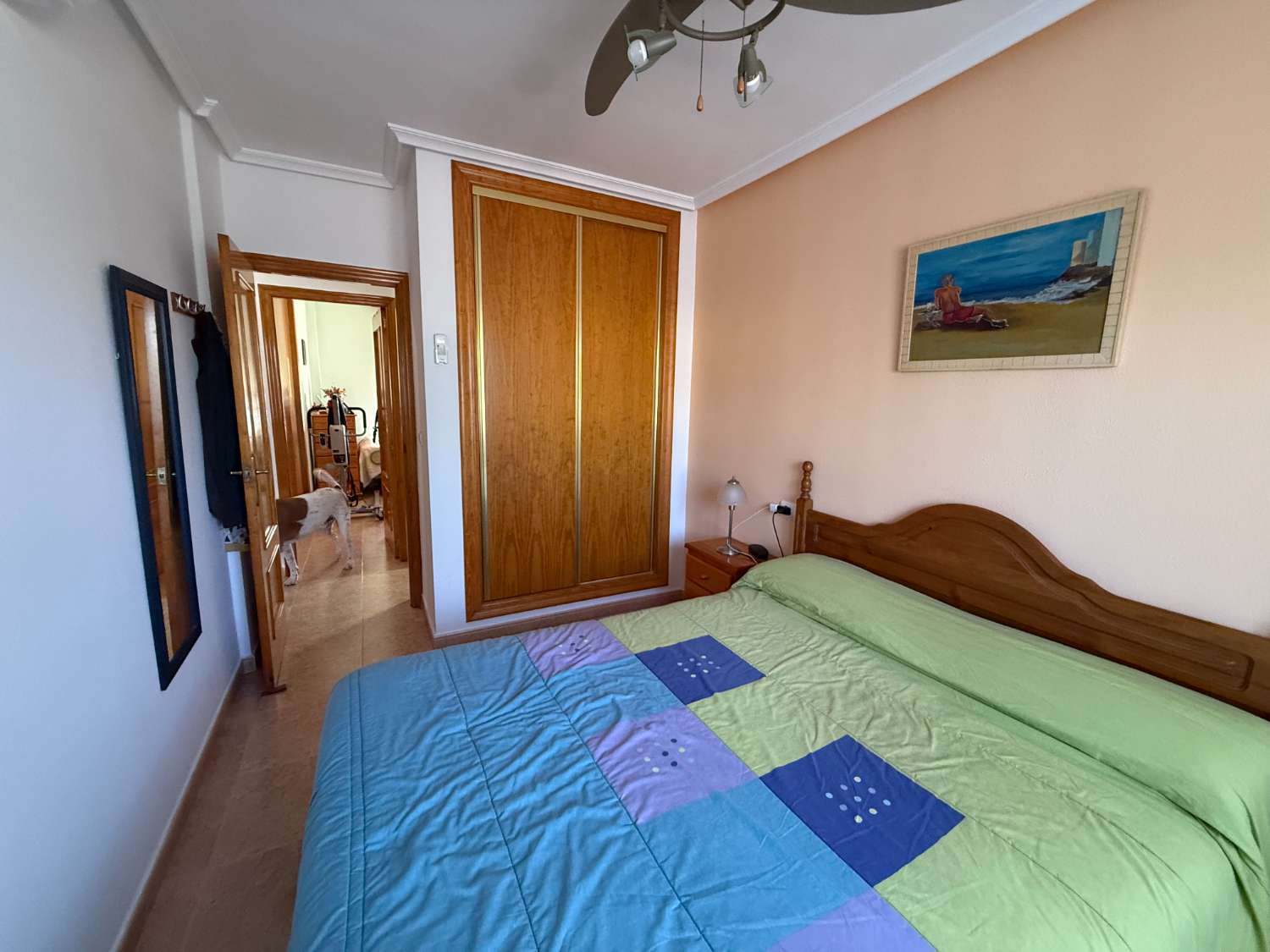 Appartement spacieux avec 3 chambres et 2 salles de bain.
