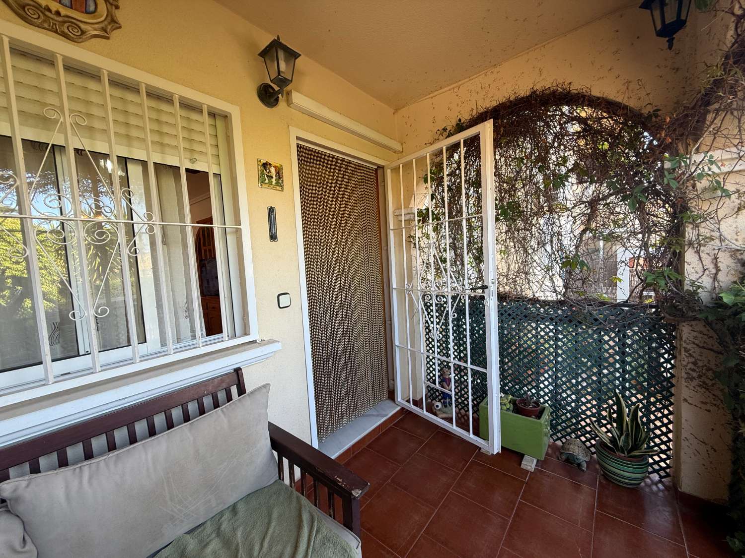 Appartement spacieux avec 3 chambres et 2 salles de bain.