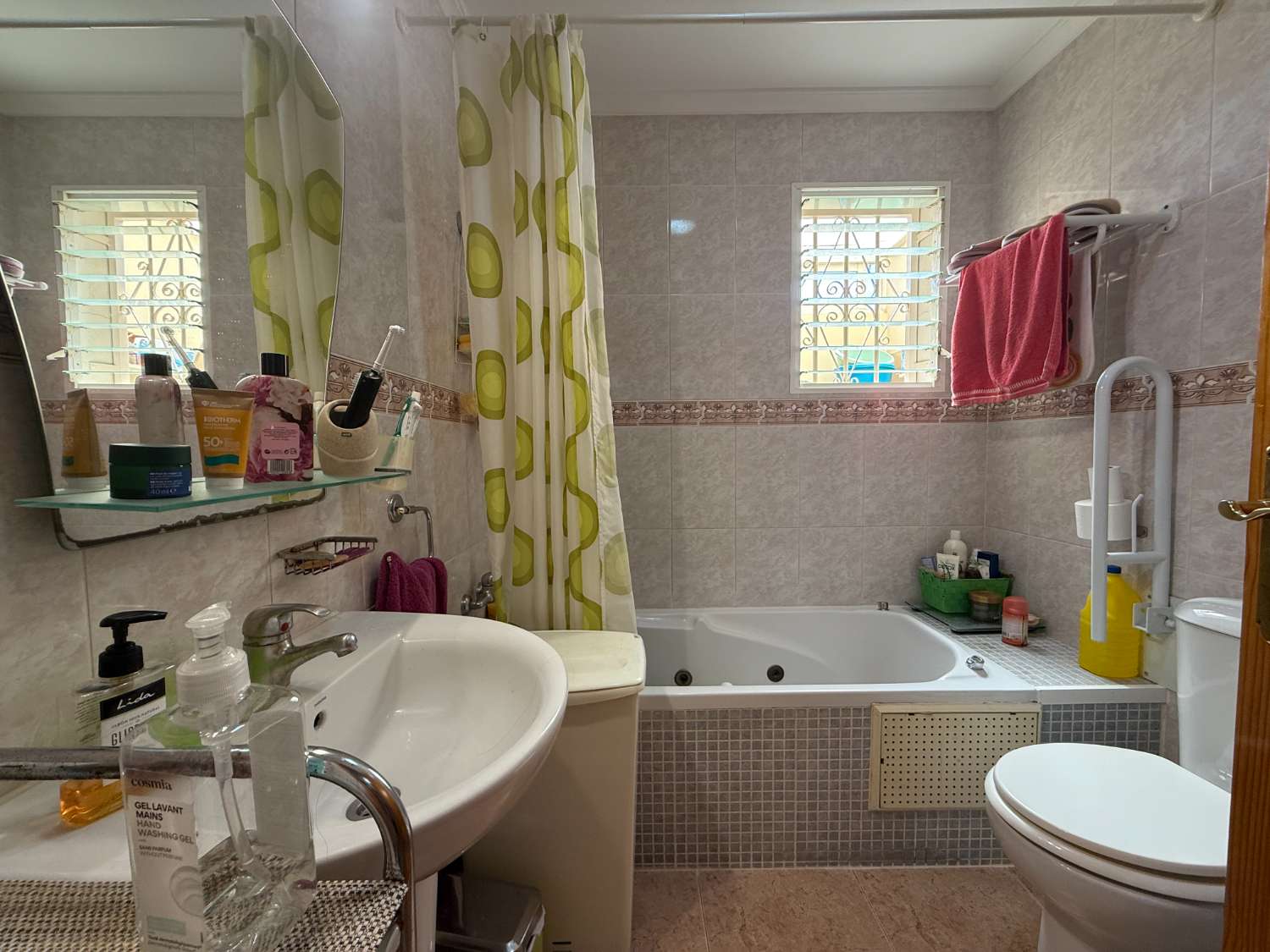 Appartement spacieux avec 3 chambres et 2 salles de bain.