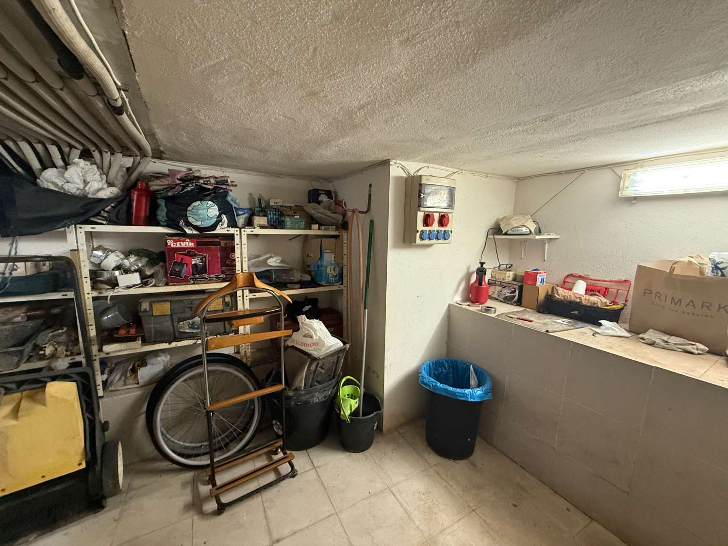 Appartement spacieux avec 3 chambres et 2 salles de bain.