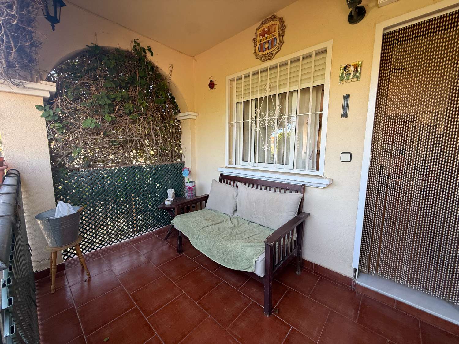 Appartement spacieux avec 3 chambres et 2 salles de bain.