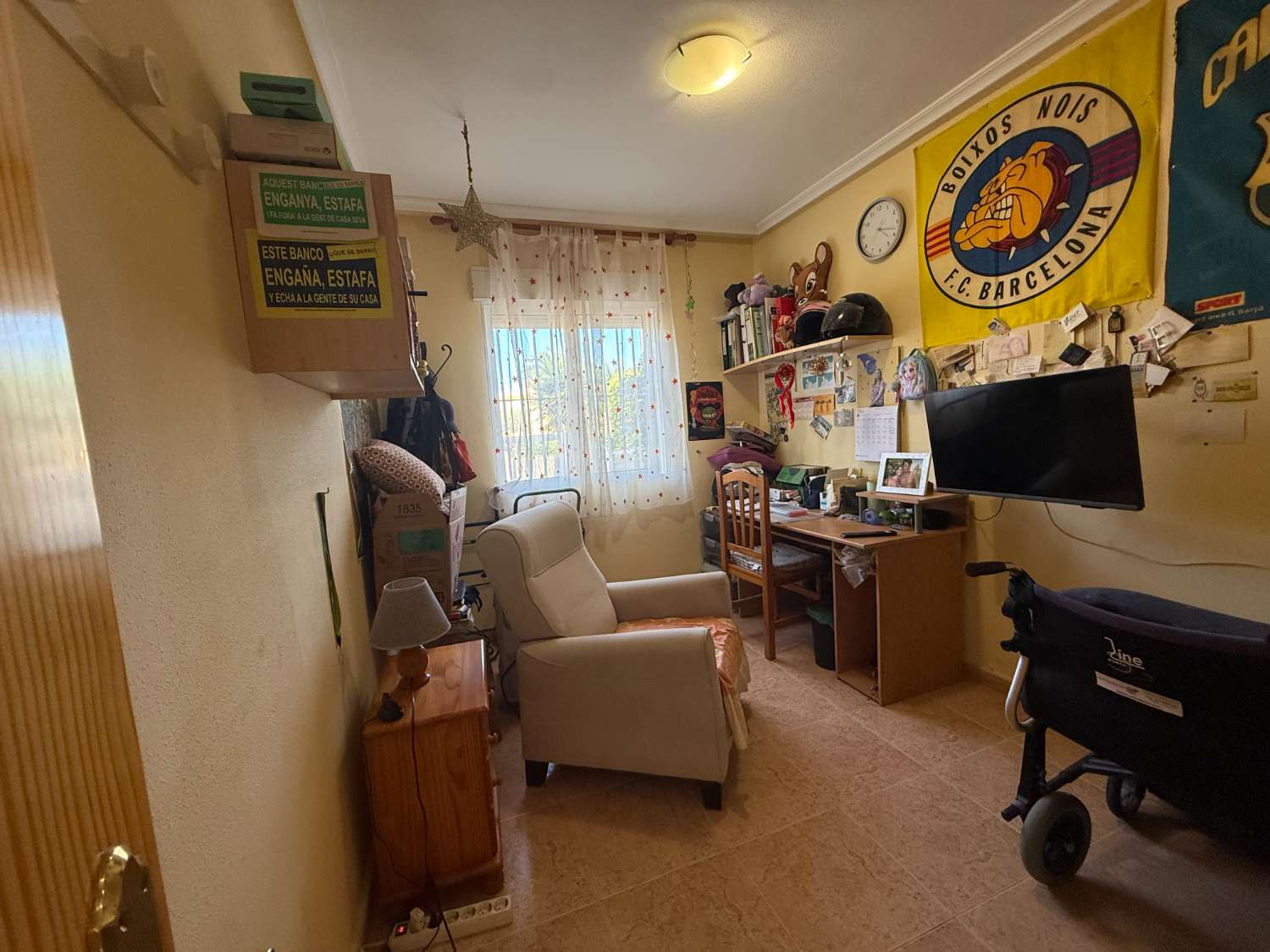 Appartement spacieux avec 3 chambres et 2 salles de bain.