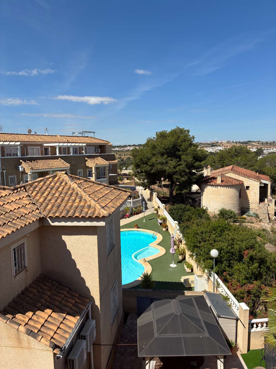 3 dormitorios, 3 baños, 1 garaje y 1 dúplex con piscina común en Orihuela Costa