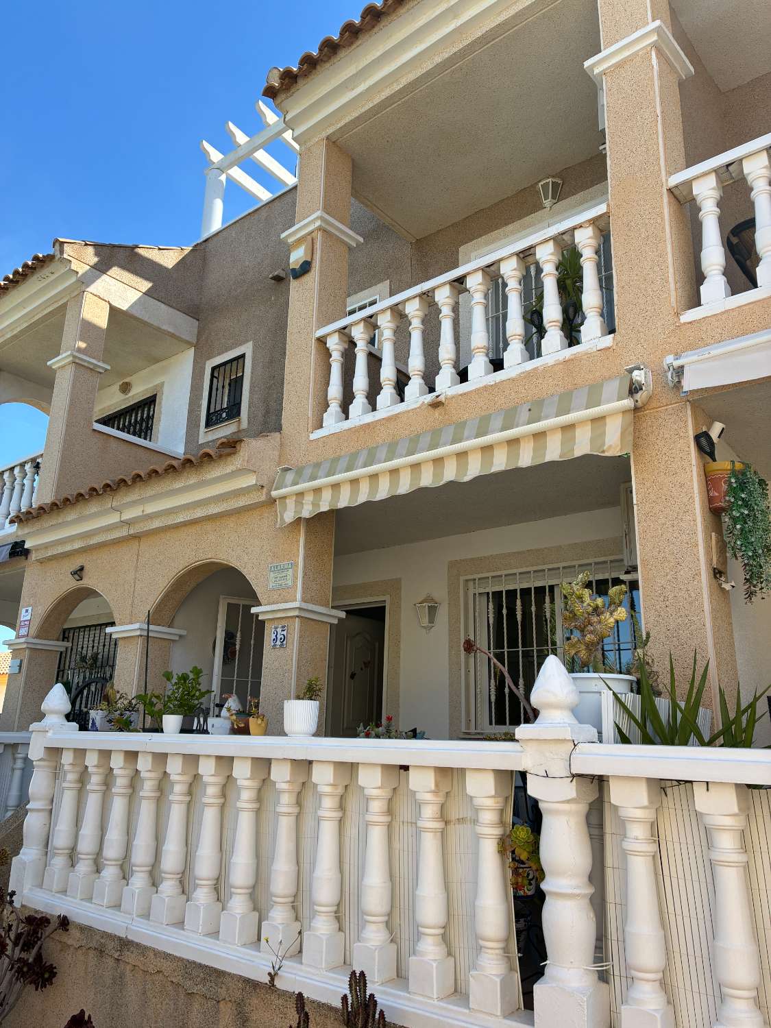 3 dormitorios, 3 baños, 1 garaje y 1 dúplex con piscina común en Orihuela Costa