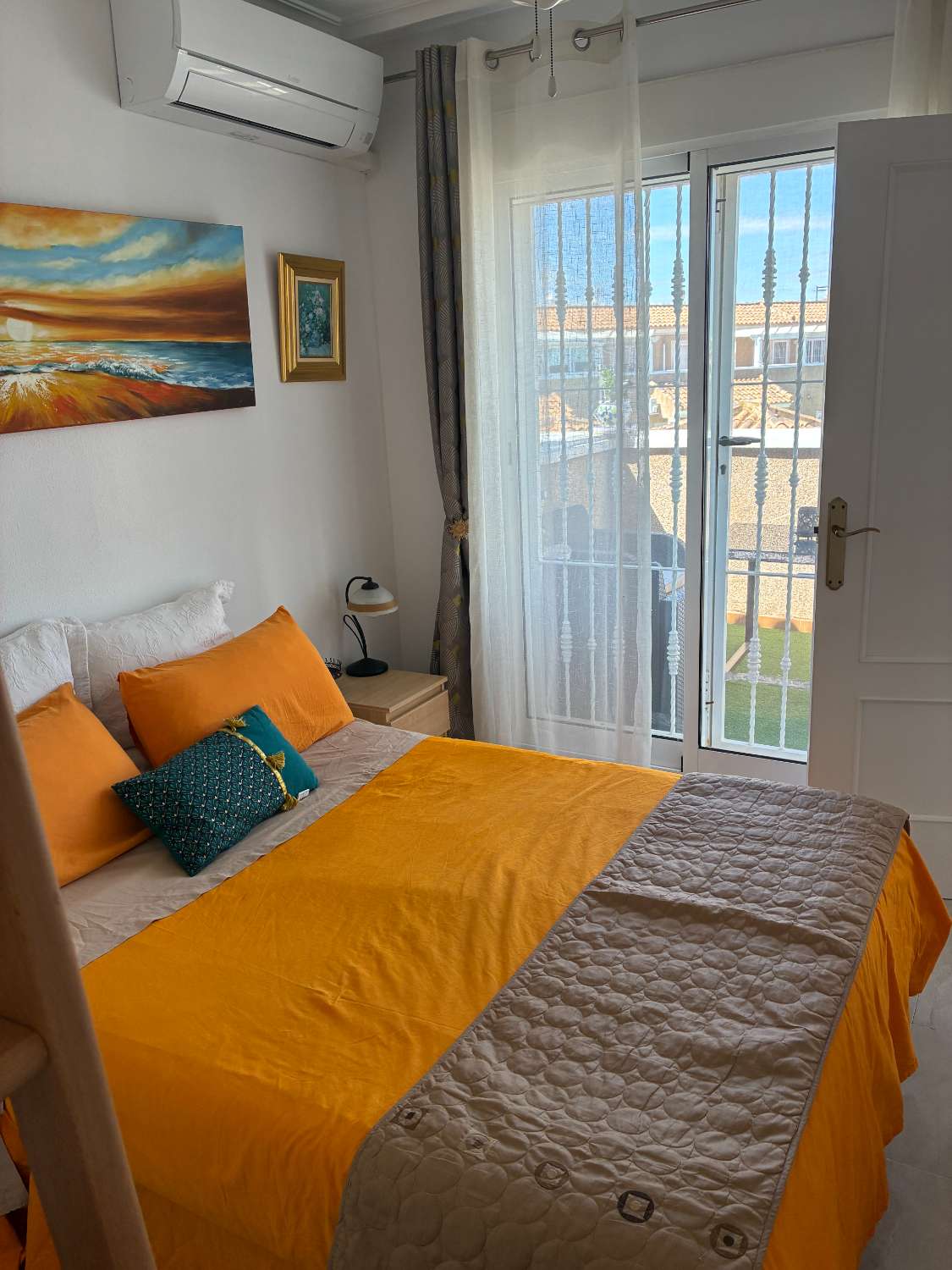 3 dormitorios, 3 baños, 1 garaje y 1 dúplex con piscina común en Orihuela Costa