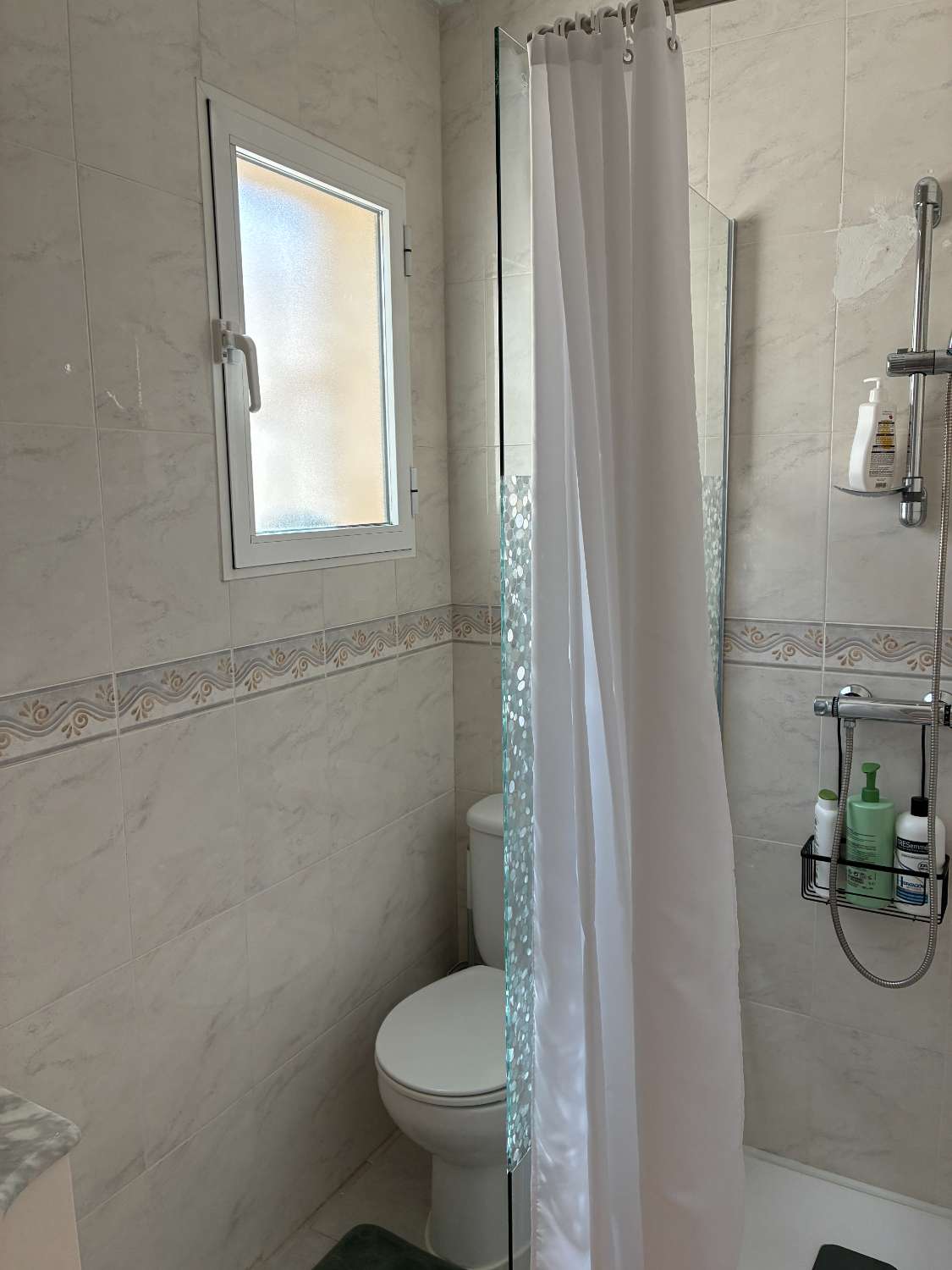 3 dormitorios, 3 baños, 1 garaje y 1 dúplex con piscina común en Orihuela Costa
