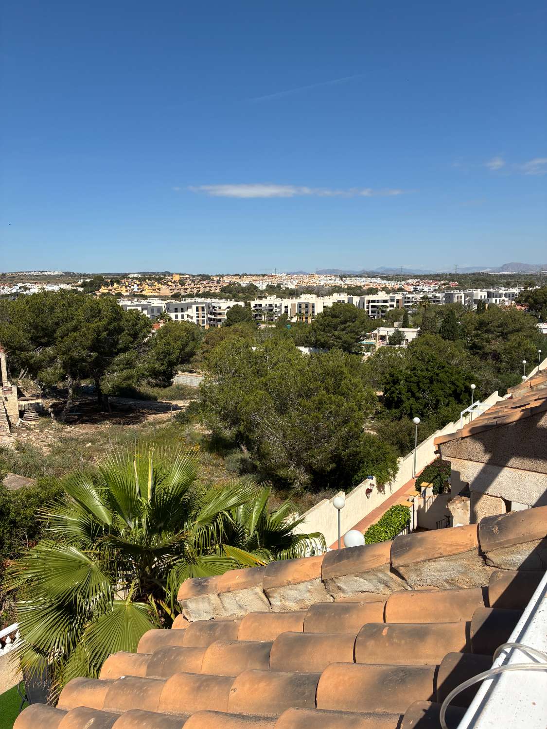 3 dormitorios, 3 baños, 1 garaje y 1 dúplex con piscina común en Orihuela Costa