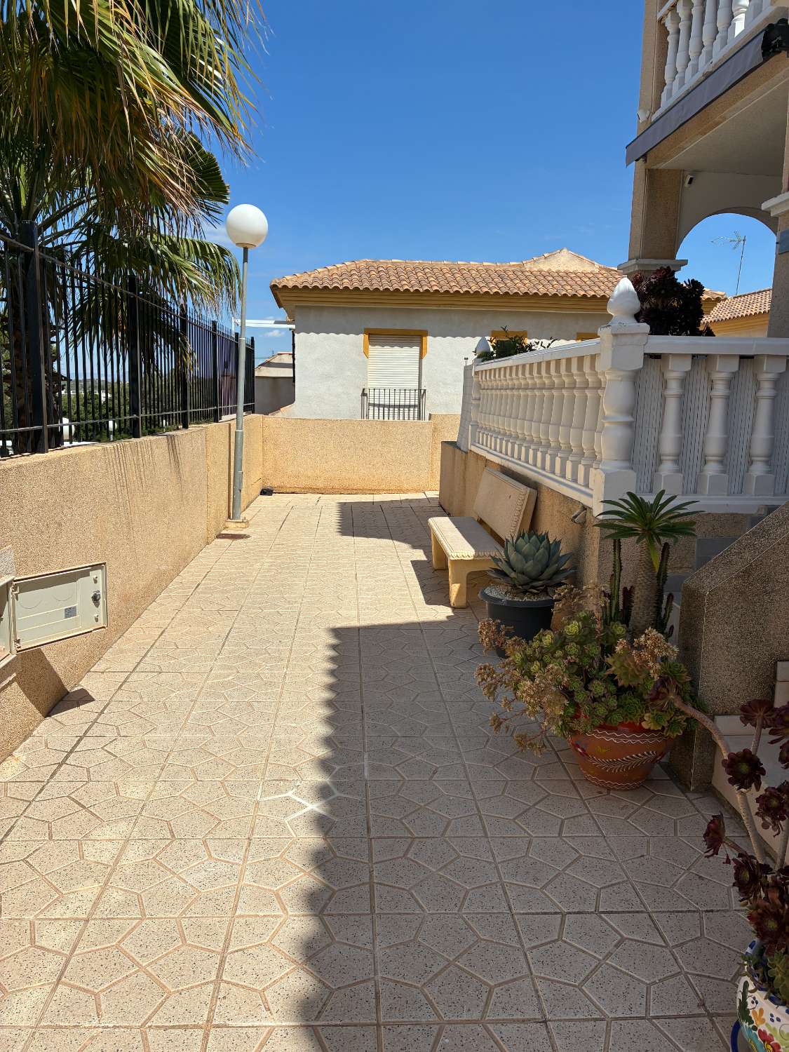 3 dormitorios, 3 baños, 1 garaje y 1 dúplex con piscina común en Orihuela Costa