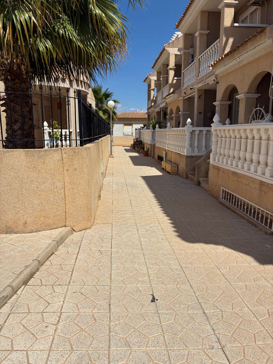 3 dormitorios, 3 baños, 1 garaje y 1 dúplex con piscina común en Orihuela Costa