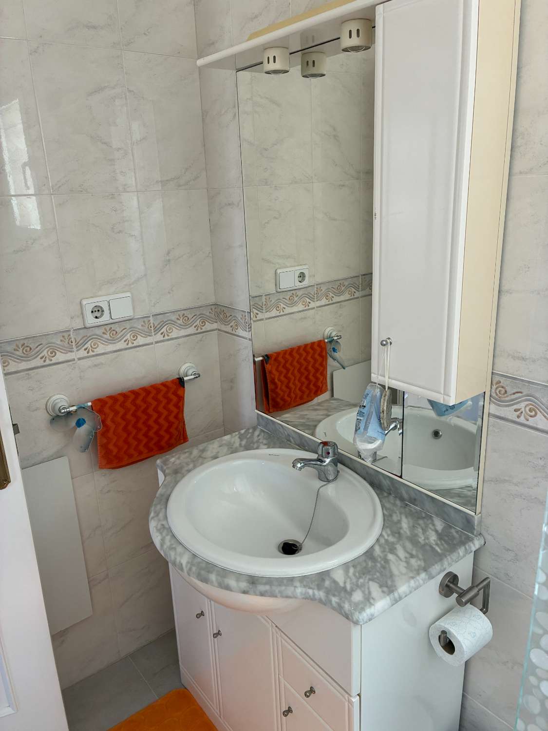 3 dormitorios, 3 baños, 1 garaje y 1 dúplex con piscina común en Orihuela Costa