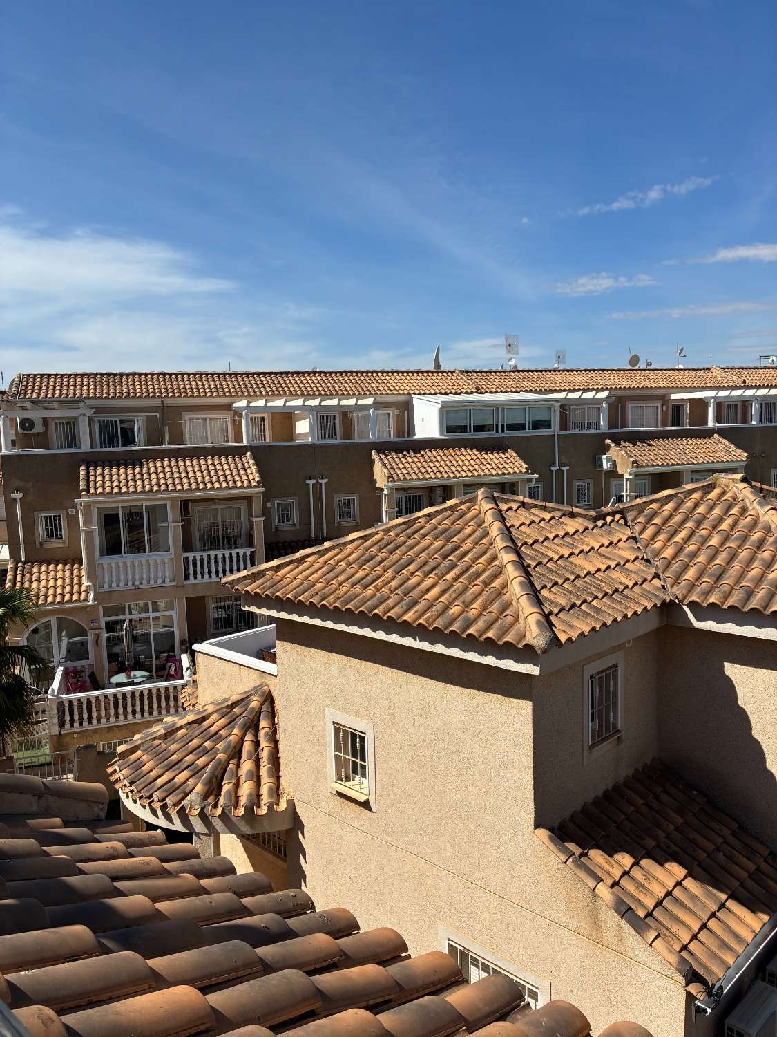 3 dormitorios, 3 baños, 1 garaje y 1 dúplex con piscina común en Orihuela Costa