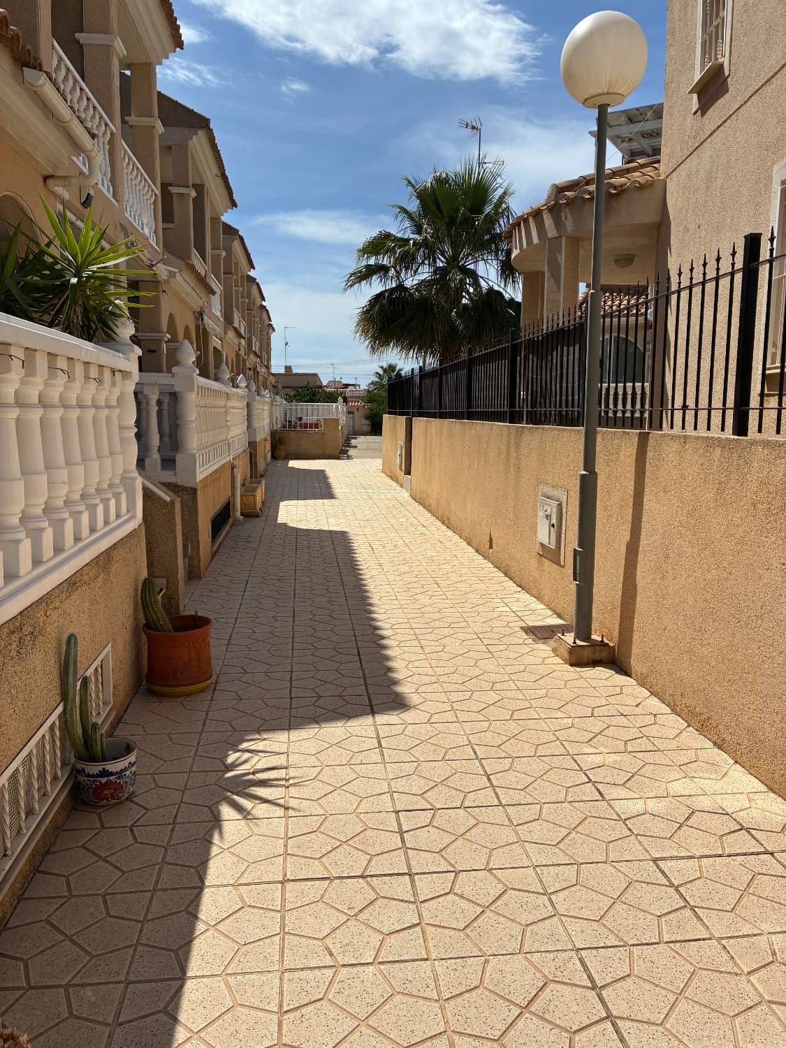 3 dormitorios, 3 baños, 1 garaje y 1 dúplex con piscina común en Orihuela Costa