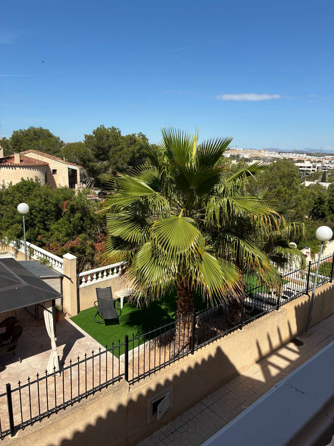 3 dormitorios, 3 baños, 1 garaje y 1 dúplex con piscina común en Orihuela Costa