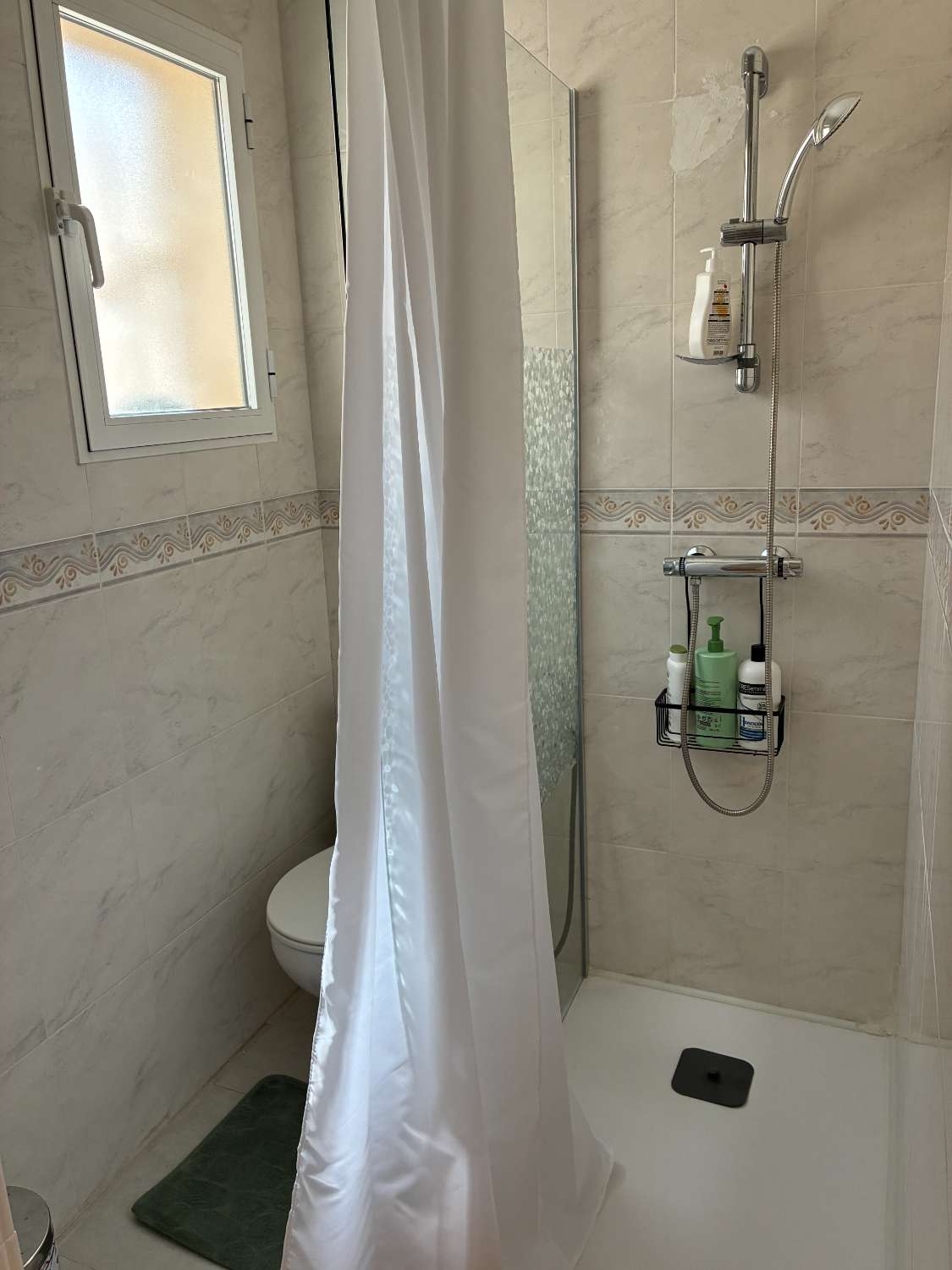 3 dormitorios, 3 baños, 1 garaje y 1 dúplex con piscina común en Orihuela Costa