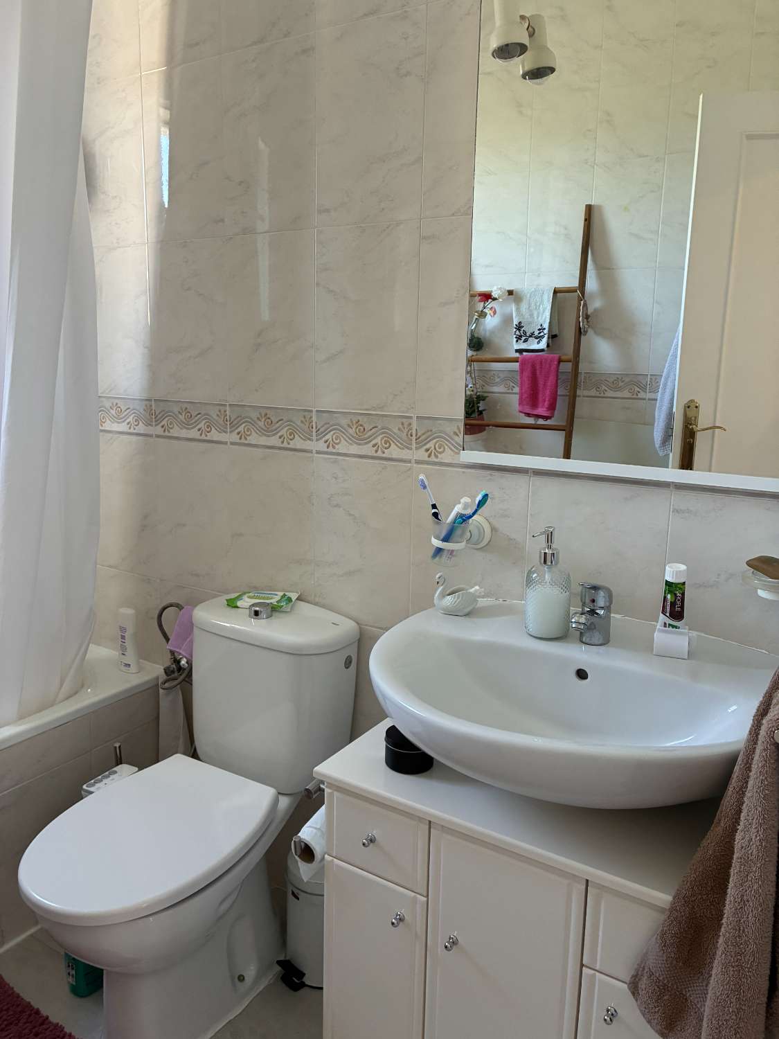 3 dormitorios, 3 baños, 1 garaje y 1 dúplex con piscina común en Orihuela Costa