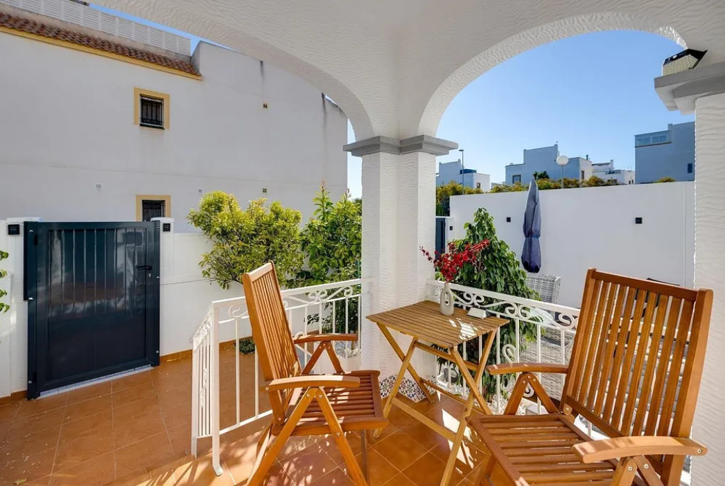 Casa adosada en venta en Altos - La Florida de 3 habitaciones con terraza y piscina